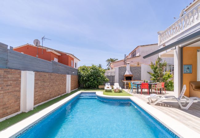 Villa en Empuriabrava - 0125-MONTGRI Casa con piscina privada y wifi Villa en Empuriabrava - 0125-MONTGRI Casa con piscina privada y wifi