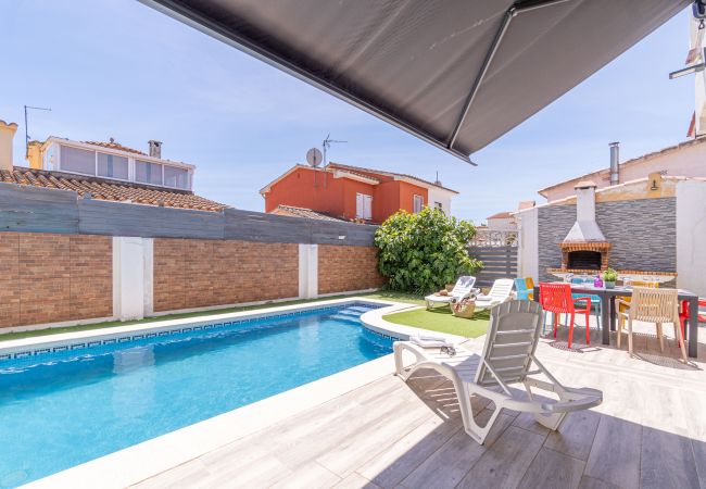 Villa en Empuriabrava - 0125-MONTGRI Casa con piscina privada y wifi Villa en Empuriabrava - 0125-MONTGRI Casa con piscina privada y wifi