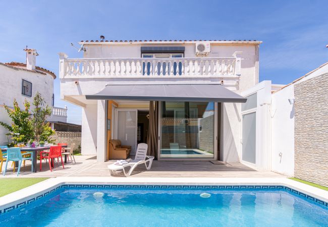 Villa en Empuriabrava - 0125-MONTGRI Casa con piscina privada y wifi Villa en Empuriabrava - 0125-MONTGRI Casa con piscina privada y wifi