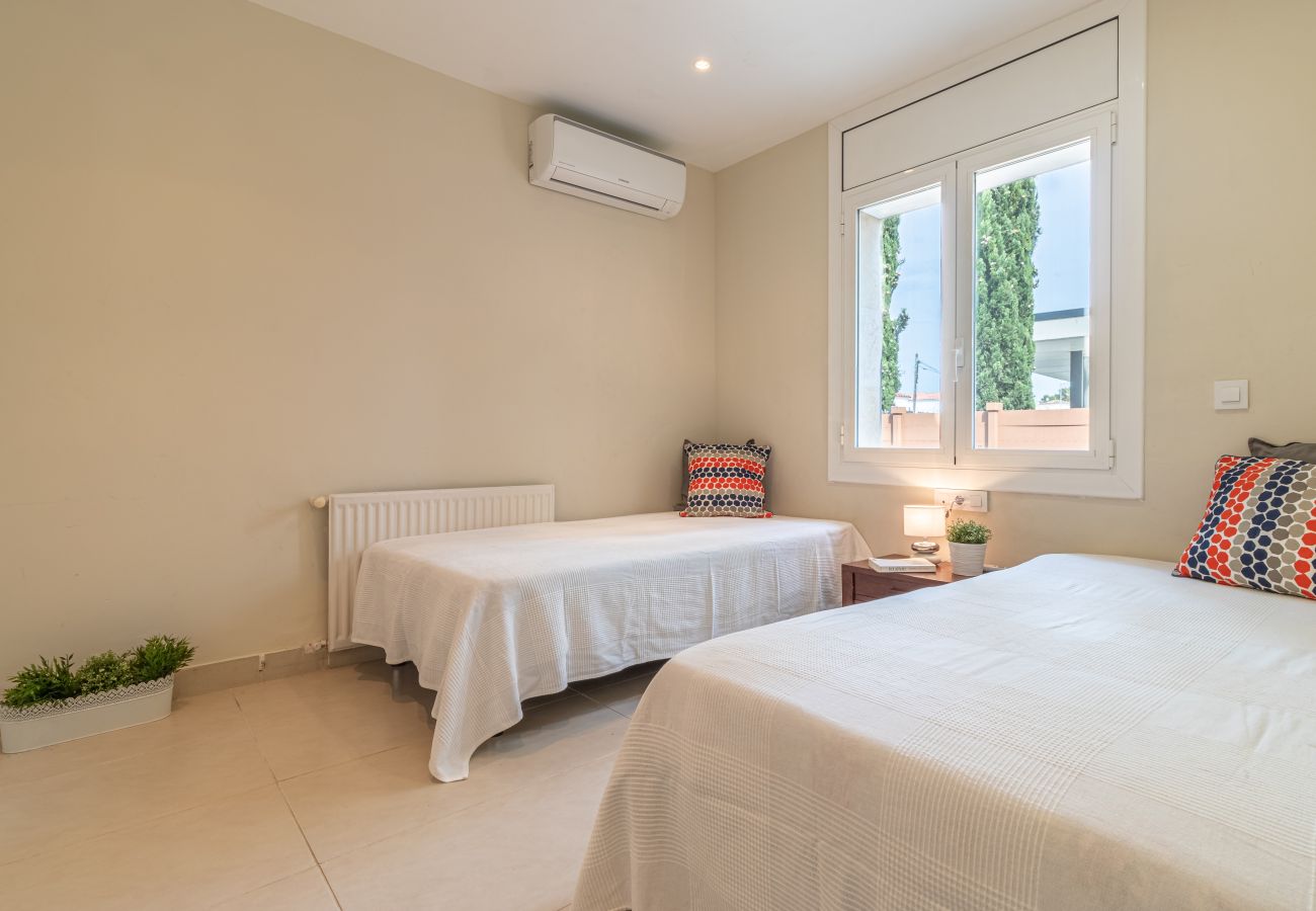 Villa en Empuriabrava - 0141-PANI Casa al canal con piscina y amarre