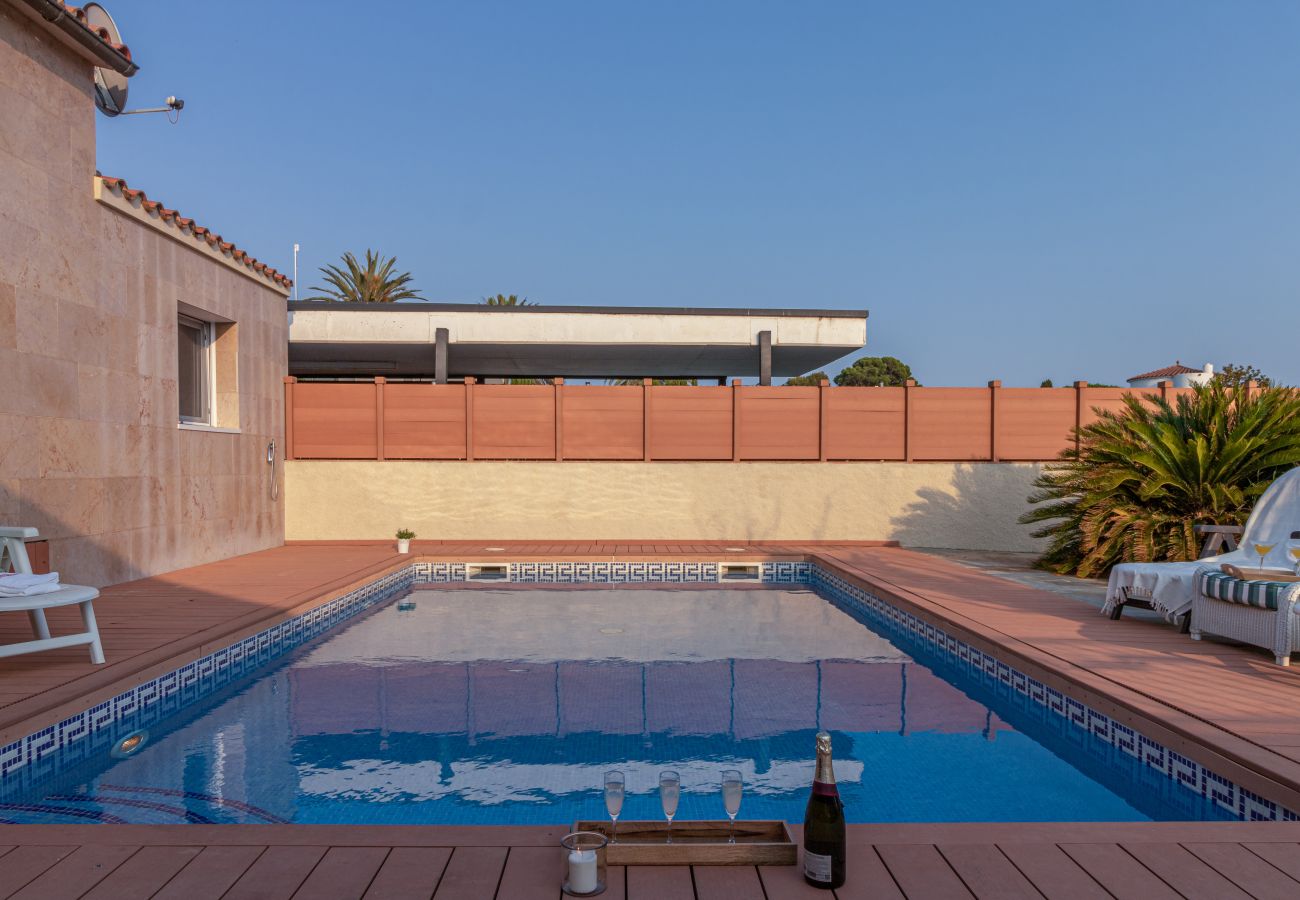 Villa en Empuriabrava - 0141-PANI Casa al canal con piscina y amarre