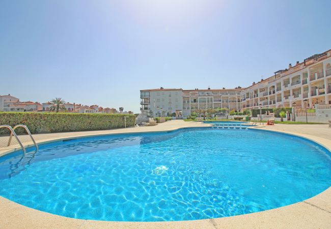Apartamento en Empuriabrava - 0137-SANT MAURICI Apartamento con vista al canal y piscina