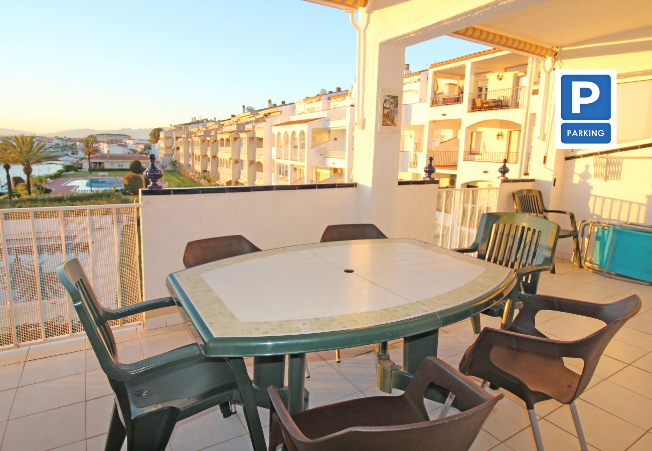 Apartamento en Empuriabrava - 0183-SANT MAURICI Apartamento con vistas al canal y parking