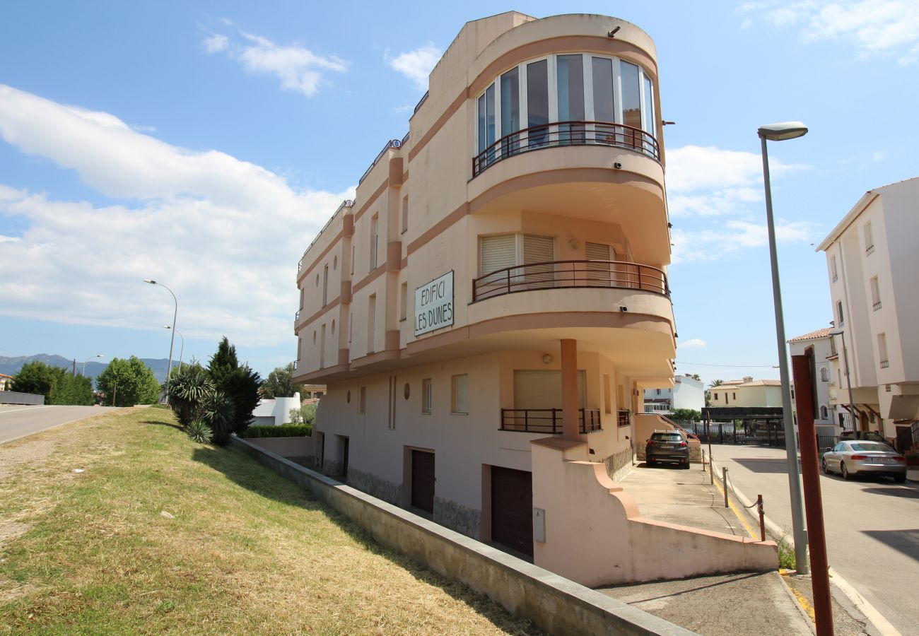 Apartamento en Empuriabrava - 0138-LES DUNES Apartamento al canal con gran terraza y parking