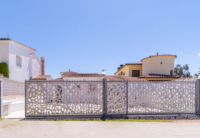 Villa en Empuriabrava - 0100-LLOBREGAT Casa al canal con piscina, amarre y estudio Villa en Empuriabrava - 0100-LLOBREGAT Casa al canal con piscina, amarre y estudio