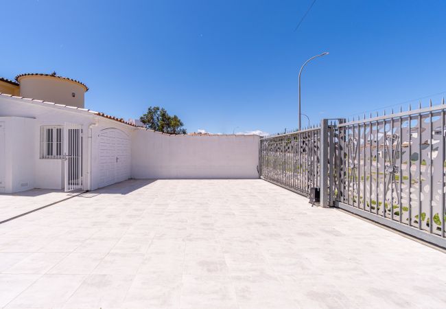Villa en Empuriabrava - 0100-LLOBREGAT Casa al canal con piscina, amarre y estudio Villa en Empuriabrava - 0100-LLOBREGAT Casa al canal con piscina, amarre y estudio