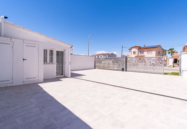 Villa en Empuriabrava - 0100-LLOBREGAT Casa al canal con piscina, amarre y estudio Villa en Empuriabrava - 0100-LLOBREGAT Casa al canal con piscina, amarre y estudio
