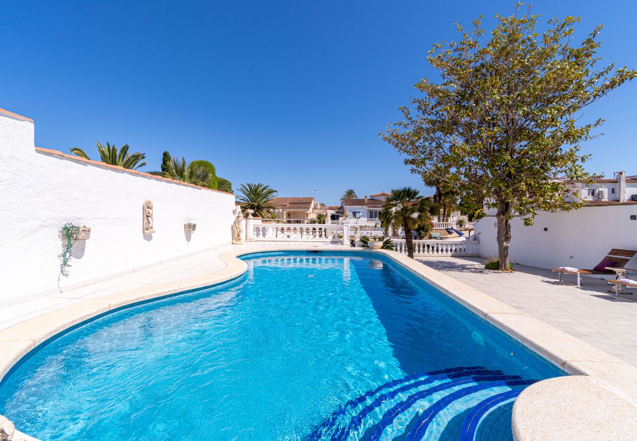 Villa en Empuriabrava - 0100-LLOBREGAT Casa al canal con piscina, amarre y estudio