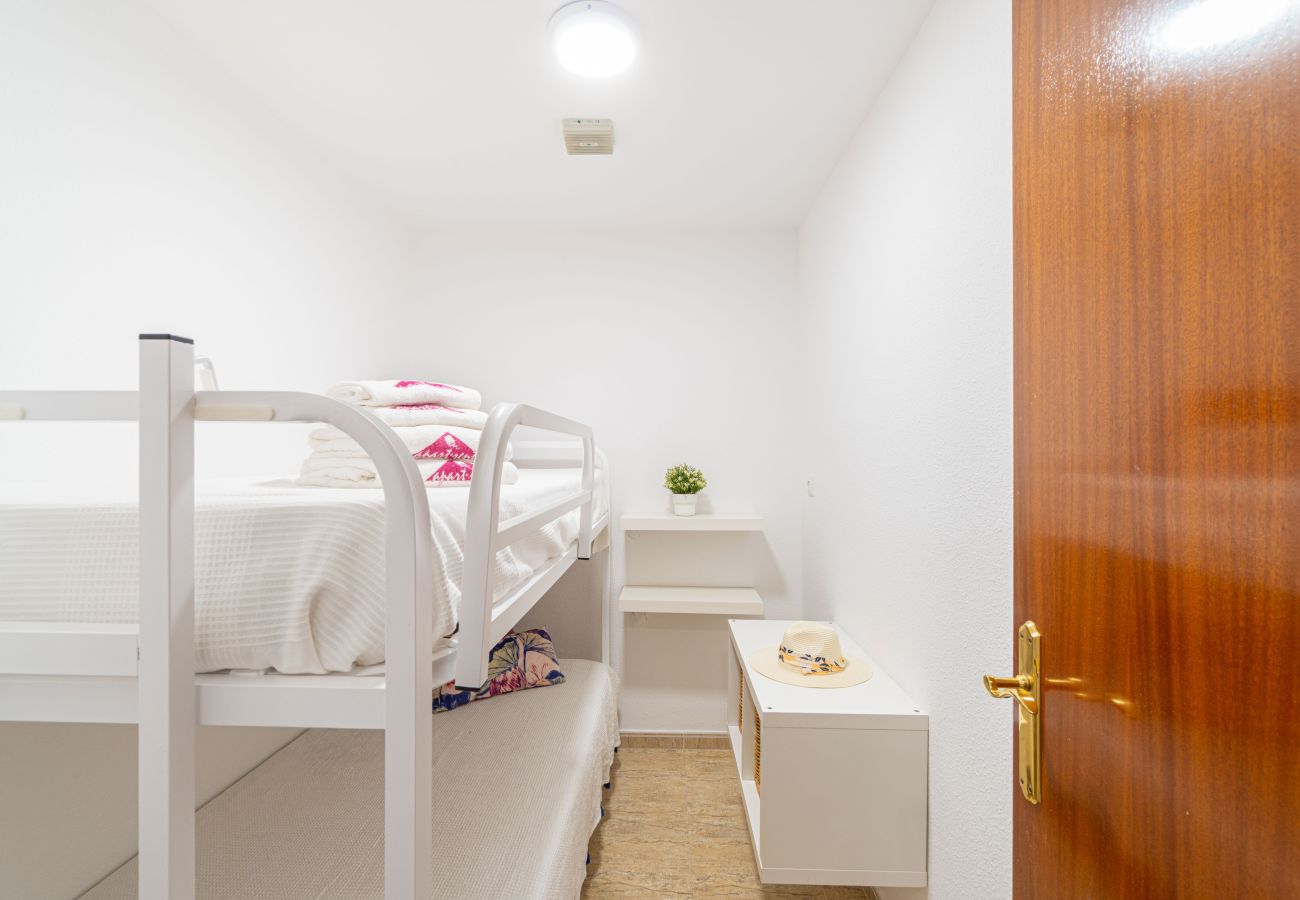 Apartamento en Empuriabrava - 0089-MIRABLAU  Apartamento con vistas laterales a la playa