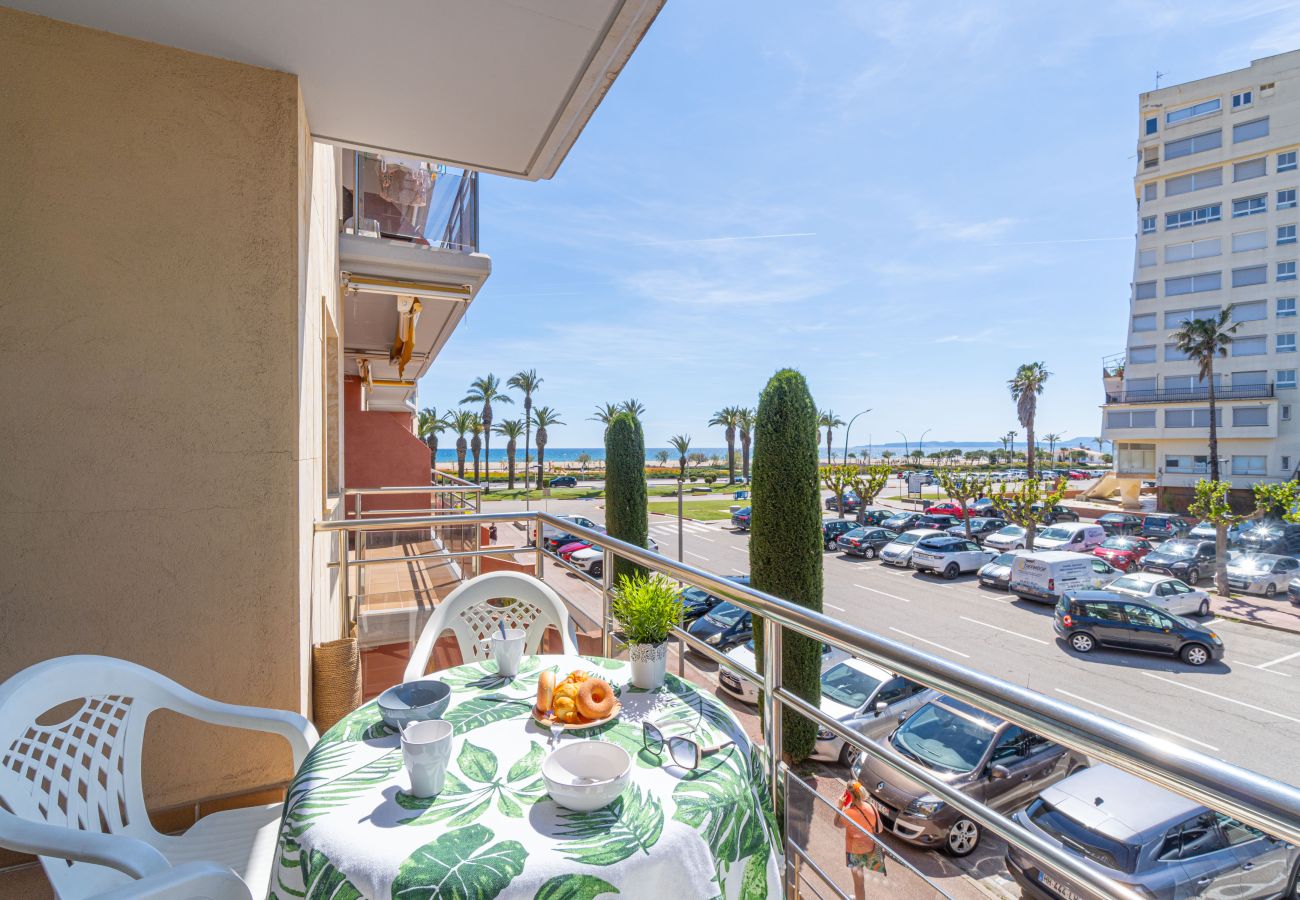 Apartamento en Empuriabrava - 0089-MIRABLAU  Apartamento con vistas laterales a la playa