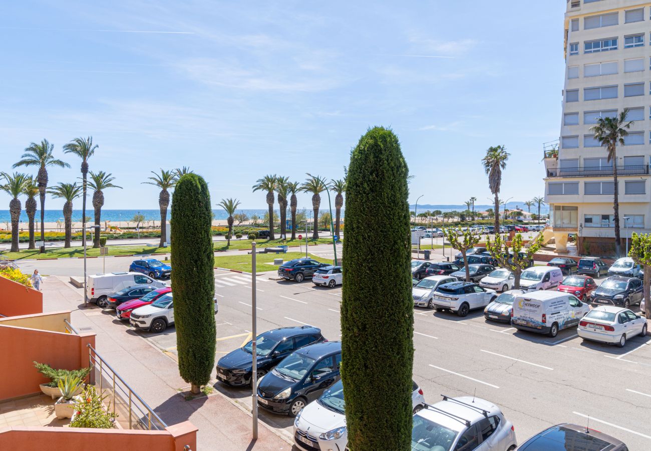 Apartamento en Empuriabrava - 0089-MIRABLAU  Apartamento con vistas laterales a la playa
