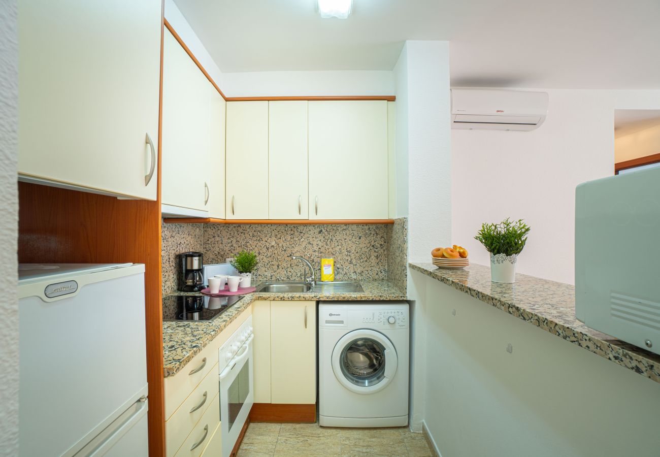 Apartamento en Empuriabrava - 0089-MIRABLAU  Apartamento con vistas laterales a la playa