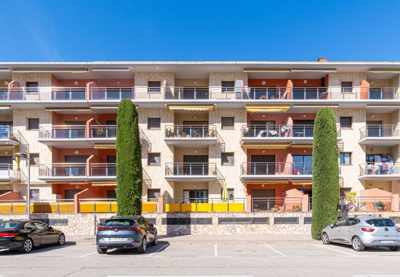 Apartamento en Empuriabrava - 0089-MIRABLAU  Apartamento con vistas laterales a la playa