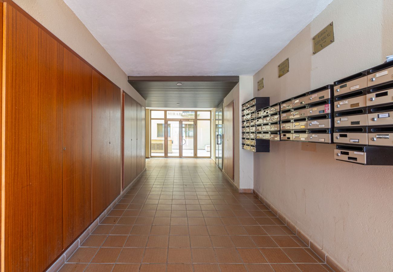 Apartamento en Empuriabrava - 0089-MIRABLAU  Apartamento con vistas laterales a la playa