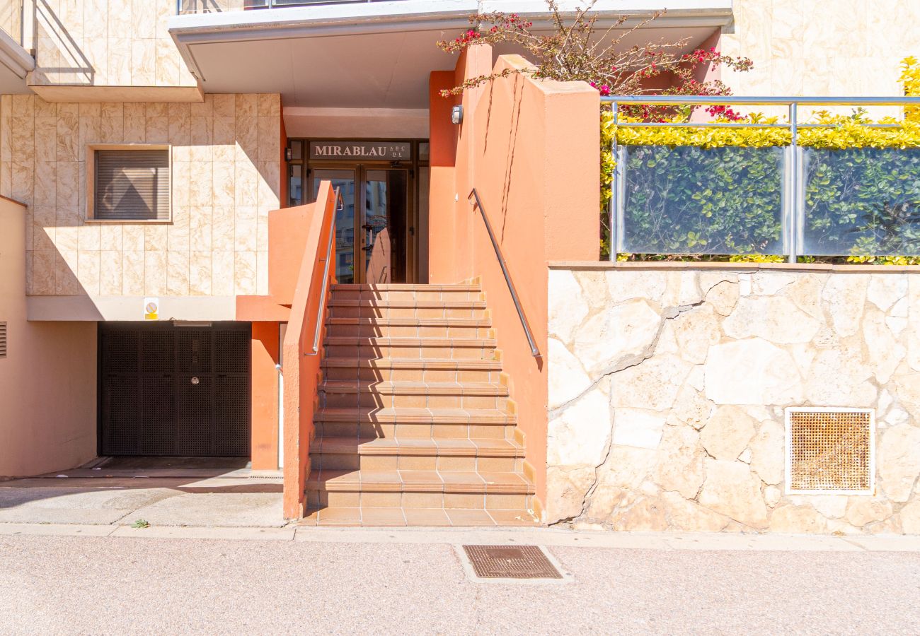 Apartamento en Empuriabrava - 0089-MIRABLAU  Apartamento con vistas laterales a la playa