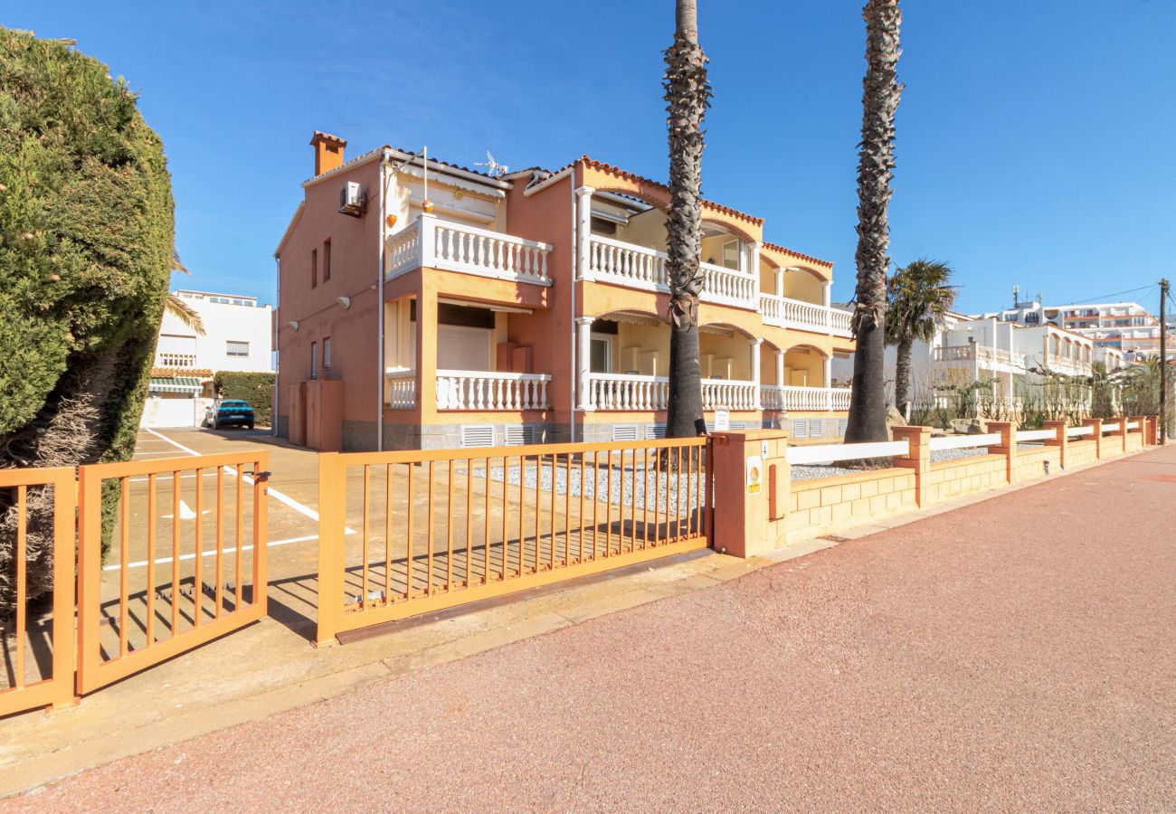 Apartament en Empuriabrava - 0015-BAHIA Apartament davant de la platja amb wifi