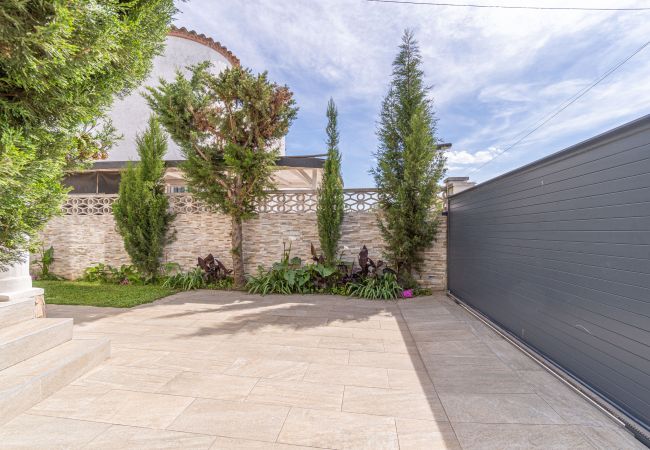 Vil.la en Empuriabrava - 0125-MONTGRI Casa amb piscina privada  i wifi Vil.la en Empuriabrava - 0125-MONTGRI Casa amb piscina privada  i wifi