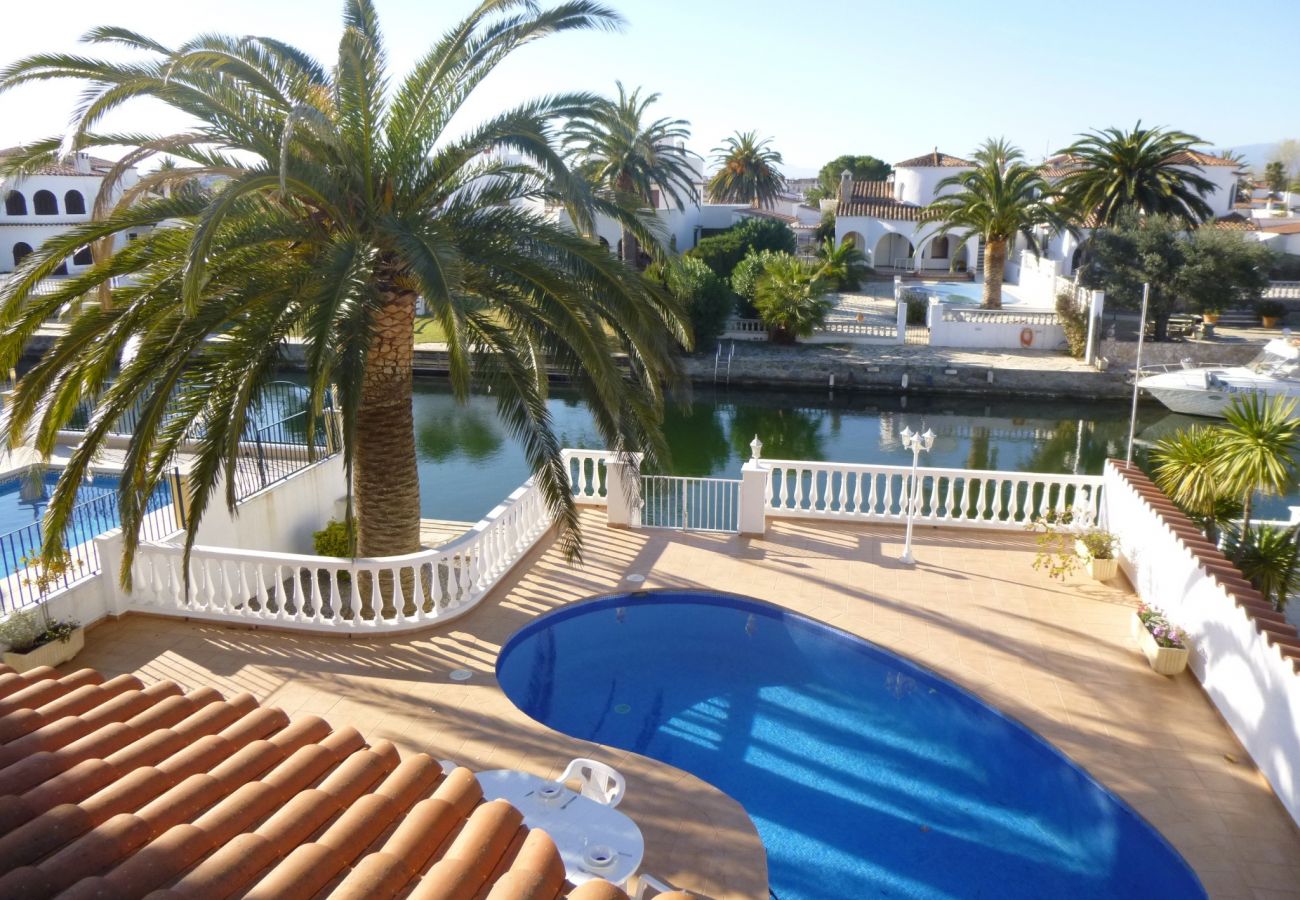 Vil.la en Empuriabrava - 0108-LLOBREGAT Casa al canal amb piscina i amarratge
