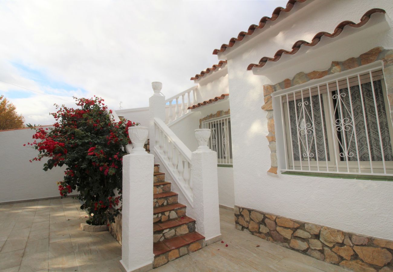 Vil.la en Empuriabrava - 0108-LLOBREGAT Casa al canal amb piscina i amarratge