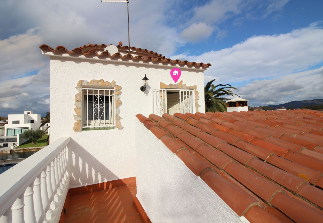 Vil.la en Empuriabrava - 0108-LLOBREGAT Casa al canal amb piscina i amarratge