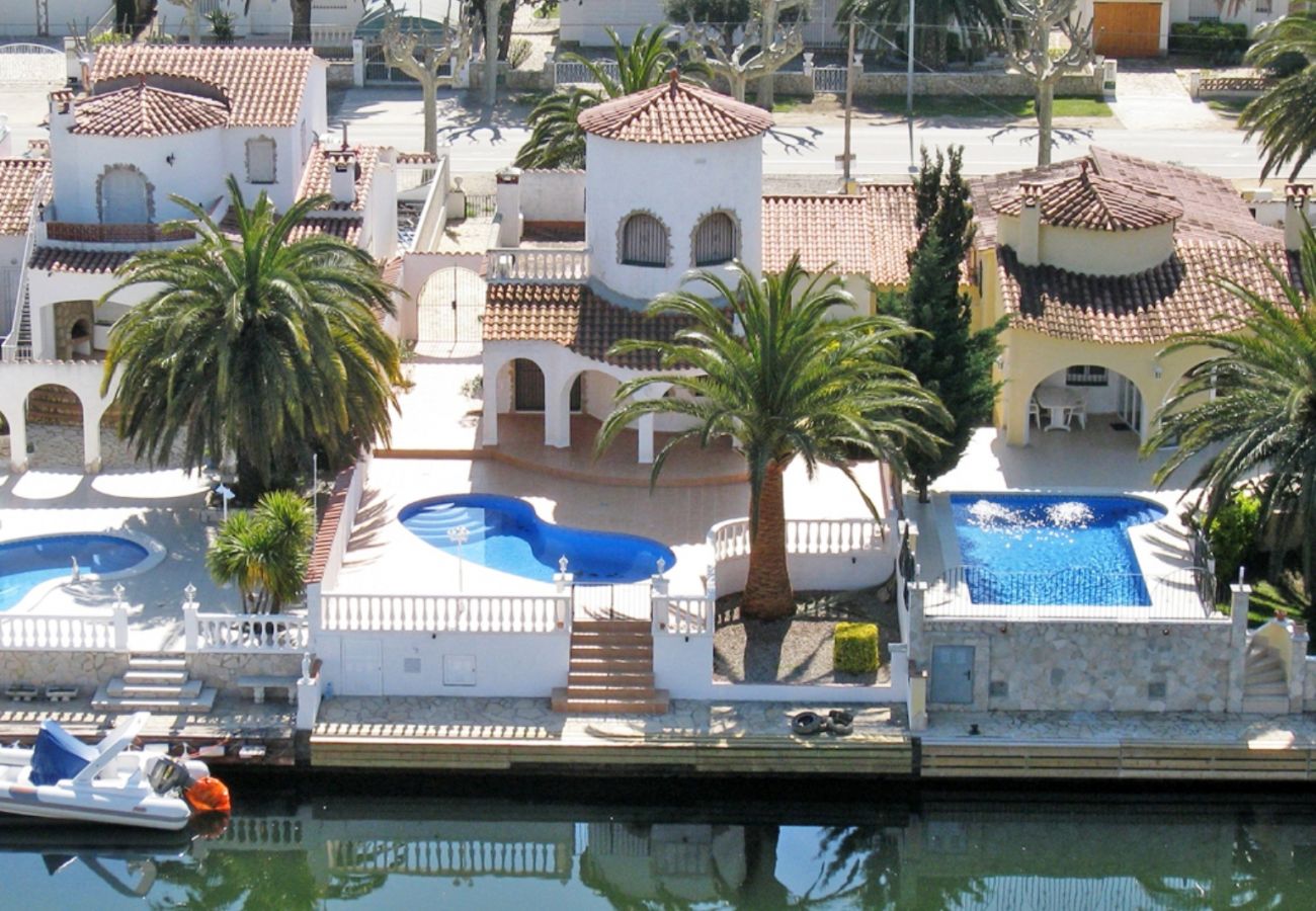 Vil.la en Empuriabrava - 0108-LLOBREGAT Casa al canal amb piscina i amarratge