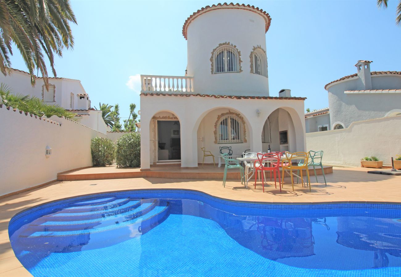 Vil.la en Empuriabrava - 0108-LLOBREGAT Casa al canal amb piscina i amarratge