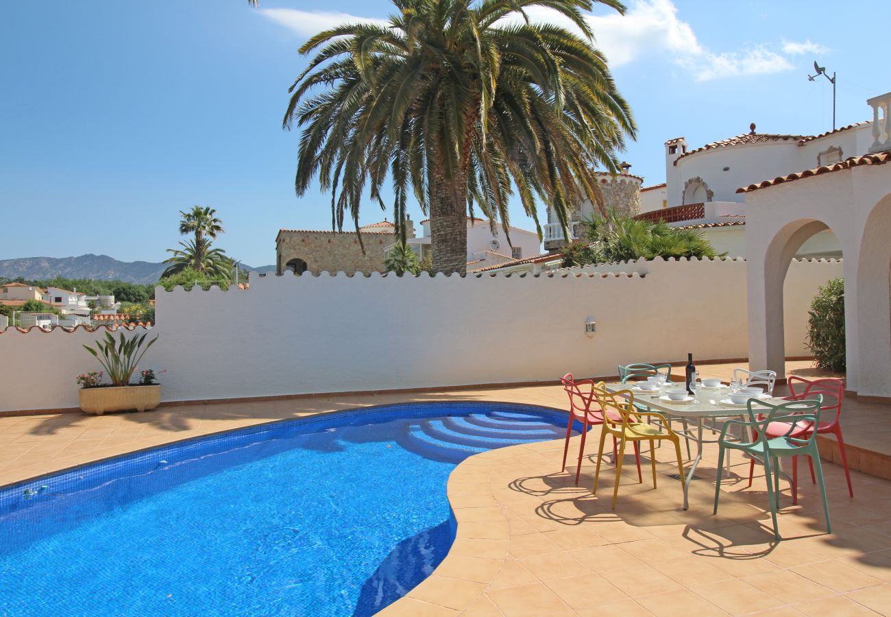 Vil.la en Empuriabrava - 0108-LLOBREGAT Casa al canal amb piscina i amarratge