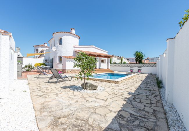 Vil.la en Empuriabrava - 0005-ALBERES Casa amb piscina Vil.la en Empuriabrava - 0005-ALBERES Casa amb piscina