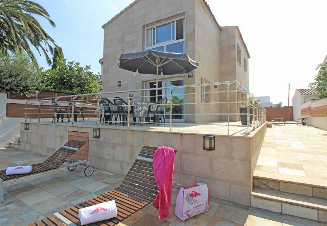 Vil.la en Empuriabrava - 0031-TER Casa al canal amb piscina, amarratge i estudi Vil.la en Empuriabrava - 0031-TER Casa al canal amb piscina, amarratge i estudi