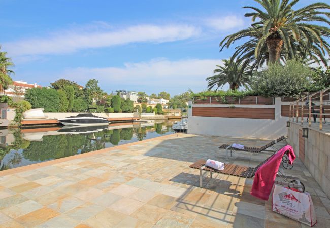 Vil.la en Empuriabrava - 0031-TER Casa al canal amb piscina, amarratge i estudi Vil.la en Empuriabrava - 0031-TER Casa al canal amb piscina, amarratge i estudi