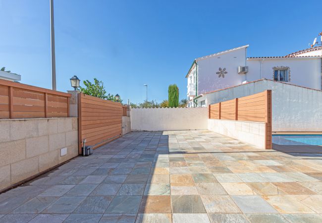 Vil.la en Empuriabrava - 0031-TER Casa al canal amb piscina, amarratge i estudi Vil.la en Empuriabrava - 0031-TER Casa al canal amb piscina, amarratge i estudi