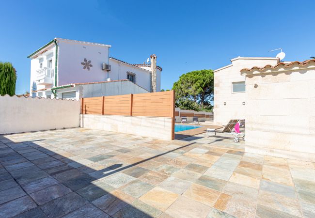 Vil.la en Empuriabrava - 0031-TER Casa al canal amb piscina, amarratge i estudi Vil.la en Empuriabrava - 0031-TER Casa al canal amb piscina, amarratge i estudi