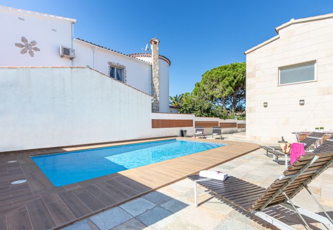 Vil.la en Empuriabrava - 0031-TER Casa al canal amb piscina, amarratge i estudi Vil.la en Empuriabrava - 0031-TER Casa al canal amb piscina, amarratge i estudi