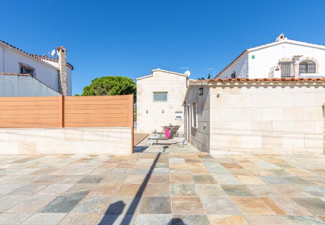 Vil.la en Empuriabrava - 0031-TER Casa al canal amb piscina, amarratge i estudi Vil.la en Empuriabrava - 0031-TER Casa al canal amb piscina, amarratge i estudi