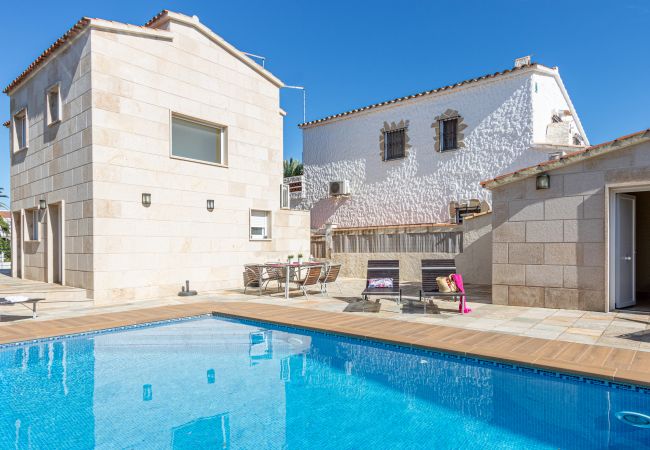 Vil.la en Empuriabrava - 0031-TER Casa al canal amb piscina, amarratge i estudi Vil.la en Empuriabrava - 0031-TER Casa al canal amb piscina, amarratge i estudi