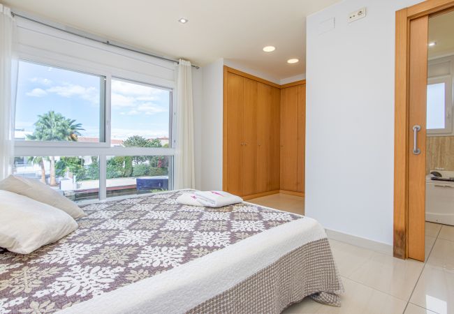 Vil.la en Empuriabrava - 0031-TER Casa al canal amb piscina, amarratge i estudi Vil.la en Empuriabrava - 0031-TER Casa al canal amb piscina, amarratge i estudi