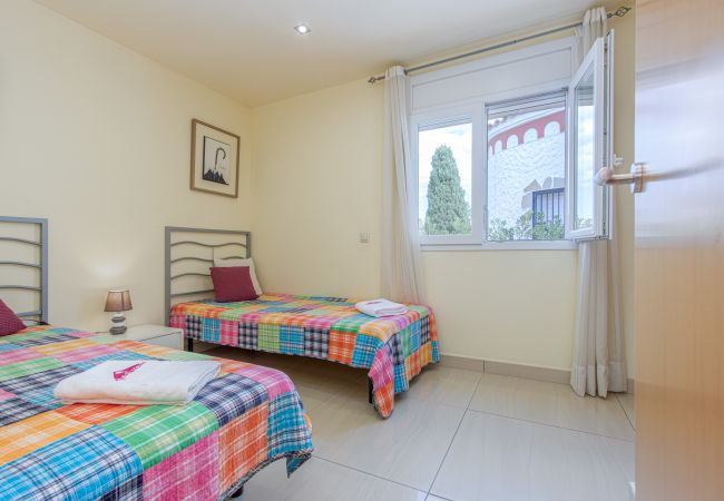 Vil.la en Empuriabrava - 0031-TER Casa al canal amb piscina, amarratge i estudi Vil.la en Empuriabrava - 0031-TER Casa al canal amb piscina, amarratge i estudi