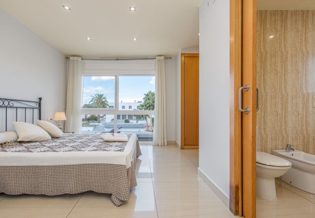 Vil.la en Empuriabrava - 0031-TER Casa al canal amb piscina, amarratge i estudi Vil.la en Empuriabrava - 0031-TER Casa al canal amb piscina, amarratge i estudi