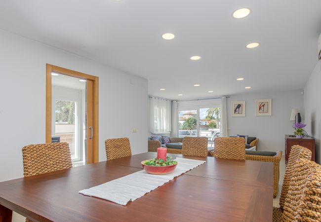 Vil.la en Empuriabrava - 0031-TER Casa al canal amb piscina, amarratge i estudi Vil.la en Empuriabrava - 0031-TER Casa al canal amb piscina, amarratge i estudi