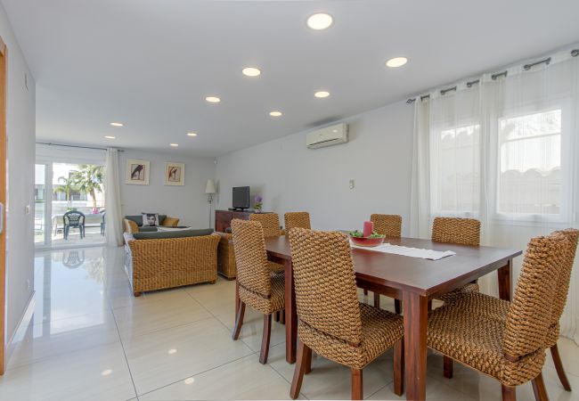 Vil.la en Empuriabrava - 0031-TER Casa al canal amb piscina, amarratge i estudi Vil.la en Empuriabrava - 0031-TER Casa al canal amb piscina, amarratge i estudi