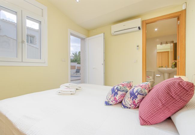 Vil.la en Empuriabrava - 0031-TER Casa al canal amb piscina, amarratge i estudi Vil.la en Empuriabrava - 0031-TER Casa al canal amb piscina, amarratge i estudi