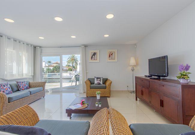 Vil.la en Empuriabrava - 0031-TER Casa al canal amb piscina, amarratge i estudi Vil.la en Empuriabrava - 0031-TER Casa al canal amb piscina, amarratge i estudi