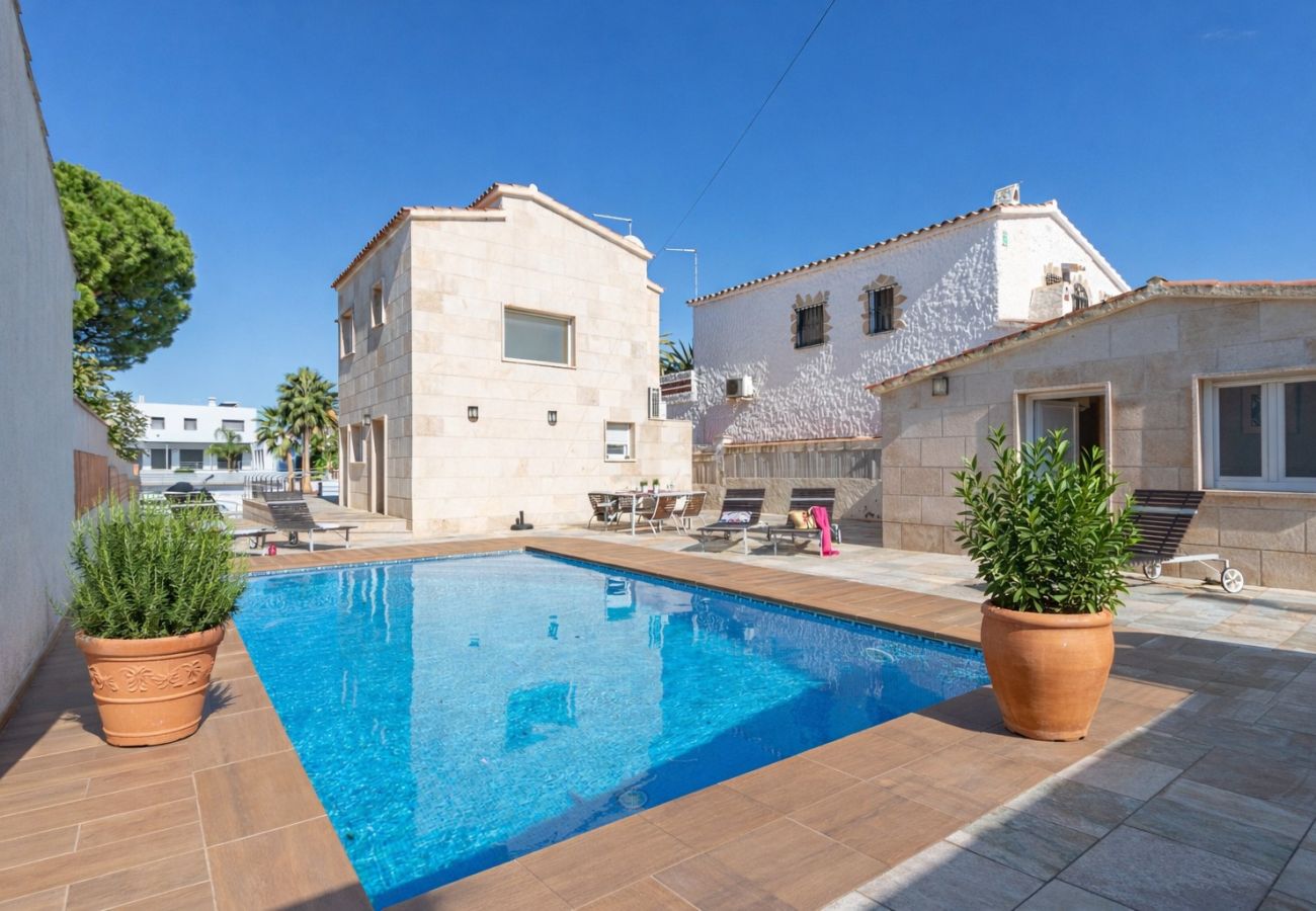 Vil.la en Empuriabrava - 0031-TER Casa al canal amb piscina, amarratge i estudi