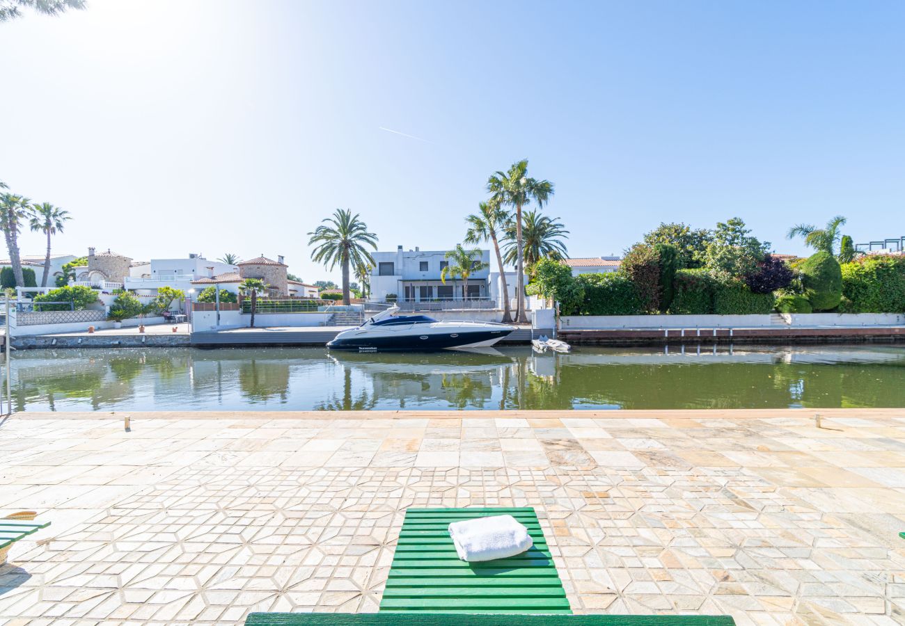 Vil.la en Empuriabrava - 0031-TER Casa al canal amb piscina, amarratge i estudi
