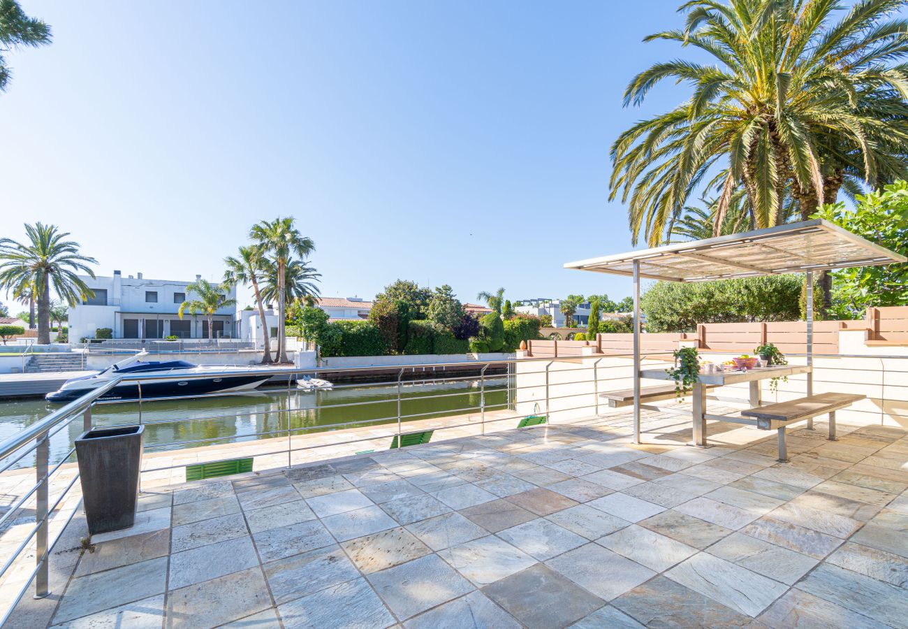 Vil.la en Empuriabrava - 0031-TER Casa al canal amb piscina, amarratge i estudi