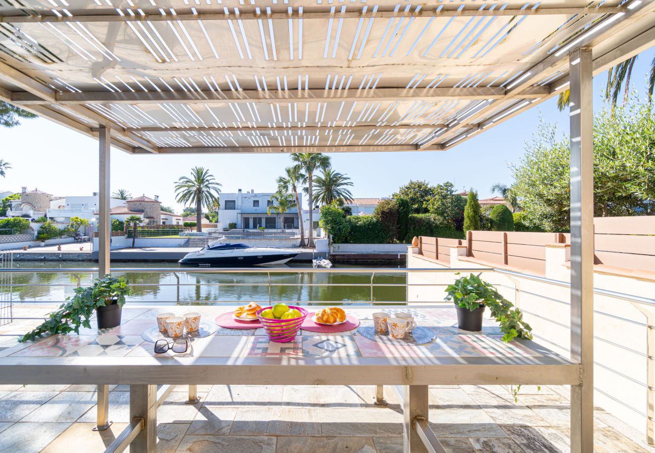 Vil.la en Empuriabrava - 0031-TER Casa al canal amb piscina, amarratge i estudi