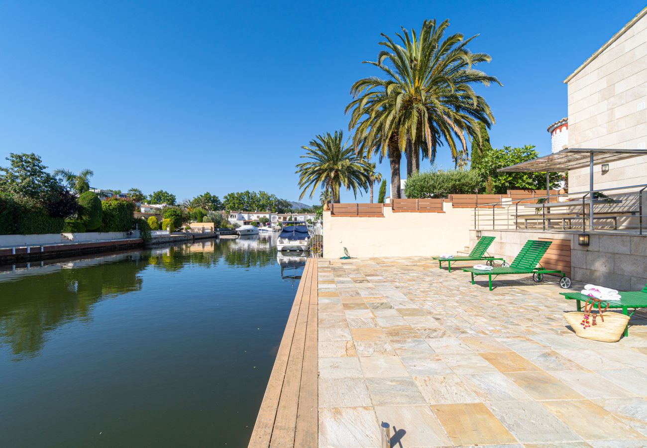 Vil.la en Empuriabrava - 0031-TER Casa al canal amb piscina, amarratge i estudi