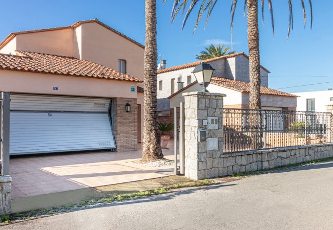 Vil.la en Empuriabrava - 0109-PANI Casa al canal amb piscina i amarratge Vil.la en Empuriabrava - 0109-PANI Casa al canal amb piscina i amarratge