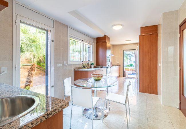 Vil.la en Empuriabrava - 0109-PANI Casa al canal amb piscina i amarratge Vil.la en Empuriabrava - 0109-PANI Casa al canal amb piscina i amarratge