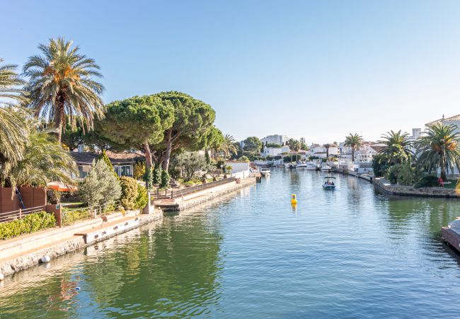 Vil.la en Empuriabrava - 0109-PANI Casa al canal amb piscina i amarratge Vil.la en Empuriabrava - 0109-PANI Casa al canal amb piscina i amarratge